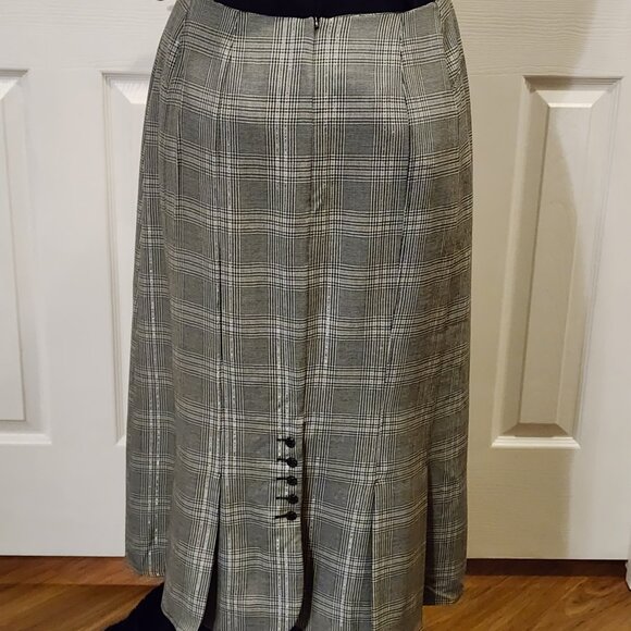 Black & white plaid skirt with kick-pleat button details on the back hem - Picture 2 of 4